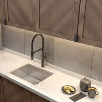 Cuba Debacco Quadratino 50cm de embutir inox escovado em bancada gourmet com torneira preta e acabamento moderno