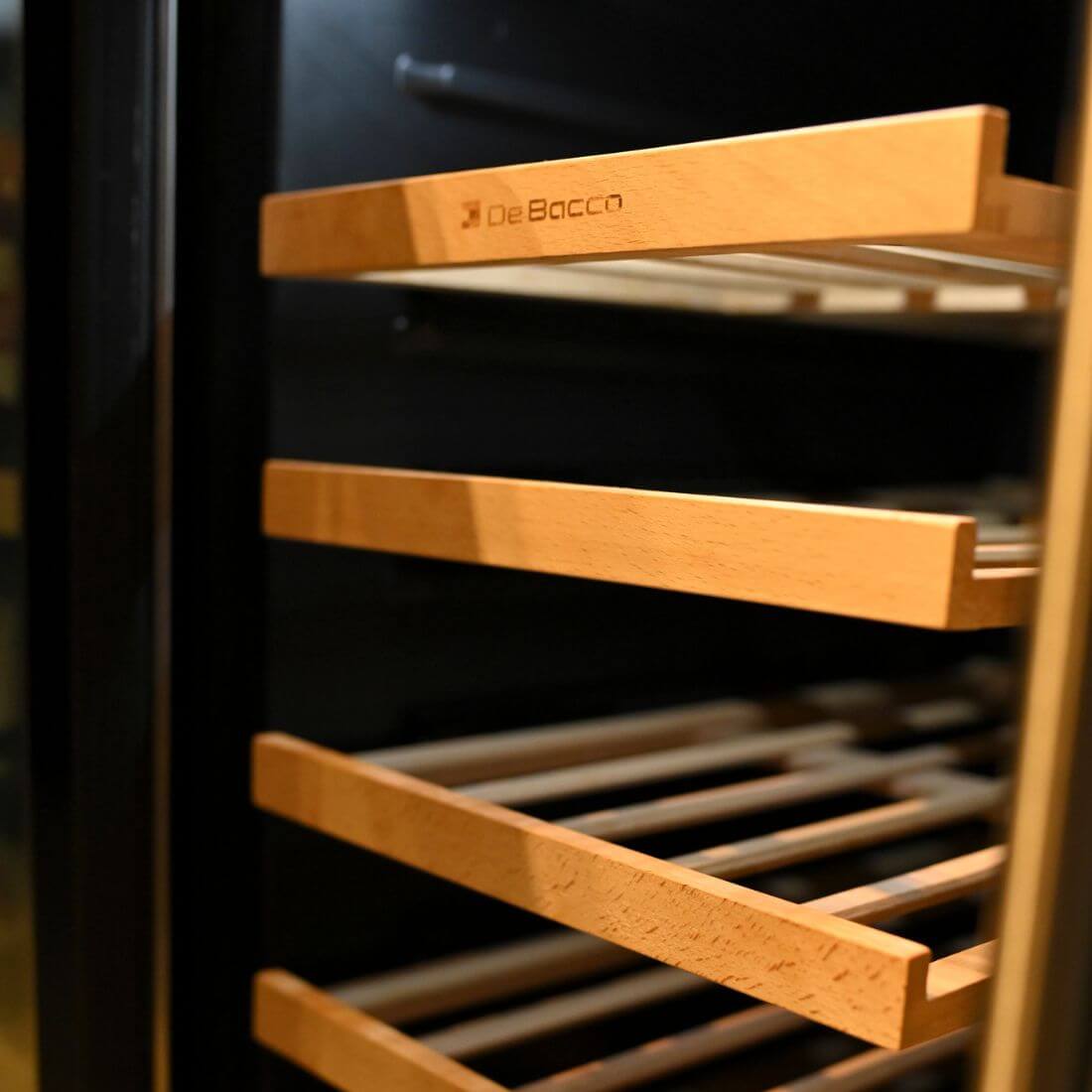 Adega Debacco 31 Garrafas Inox 38cm - Abertura Esquerda com prateleiras de madeira e acabamento inox em design compacto