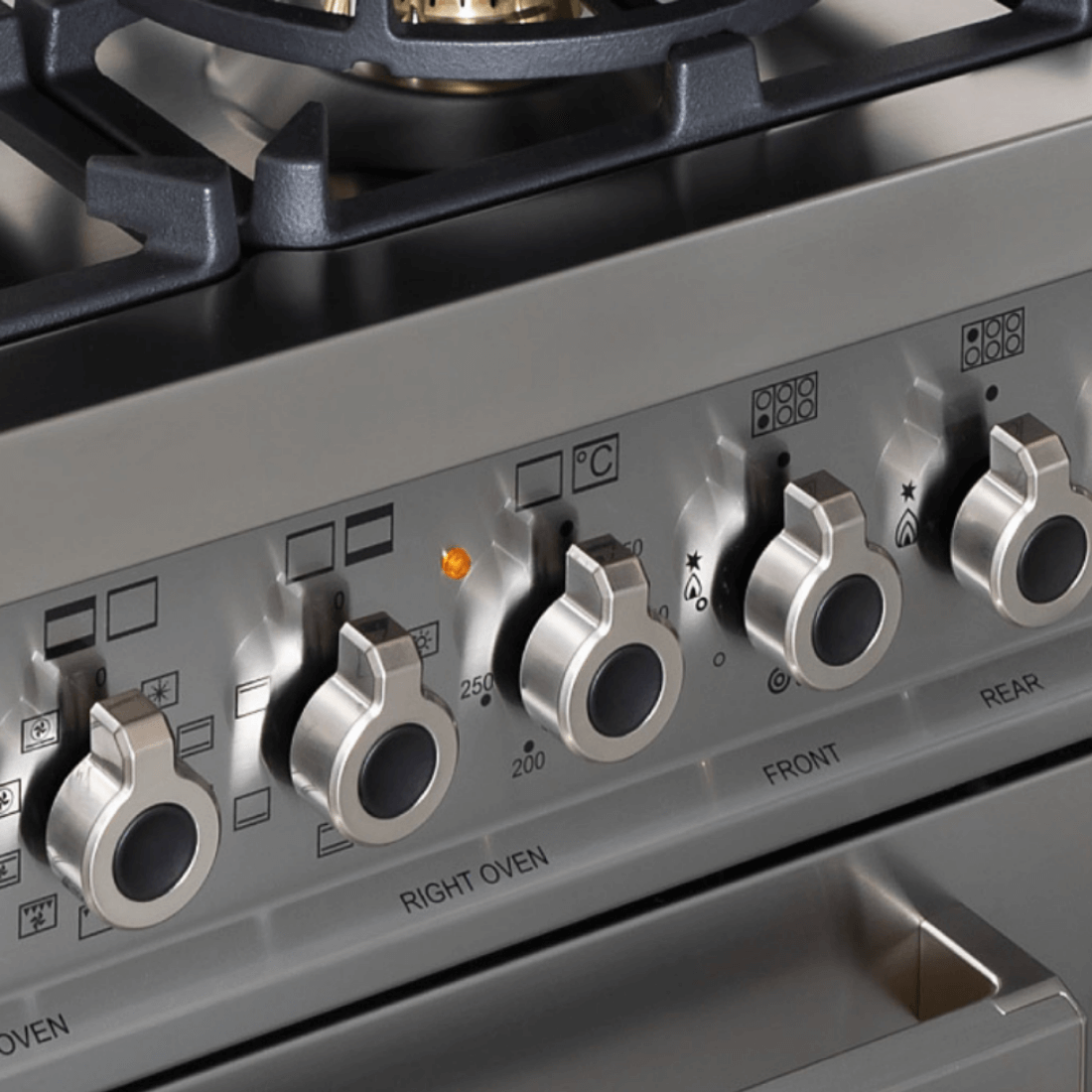 Painel de controle do fogão Bertazzoni com botões de gás e forno elétrico, display e iluminação.