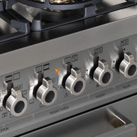 Painel de controle do fogão Bertazzoni com botões de gás e forno elétrico, display e iluminação.