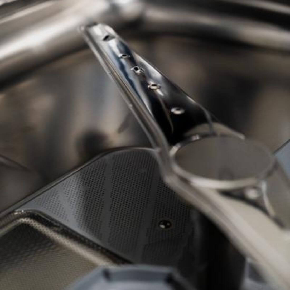 Lava-Louças Bertazzoni Heritage 16 Serviços Inox 60cm mostrando interior inox Tall Tub com braço aspersor cromado e acabamento premium