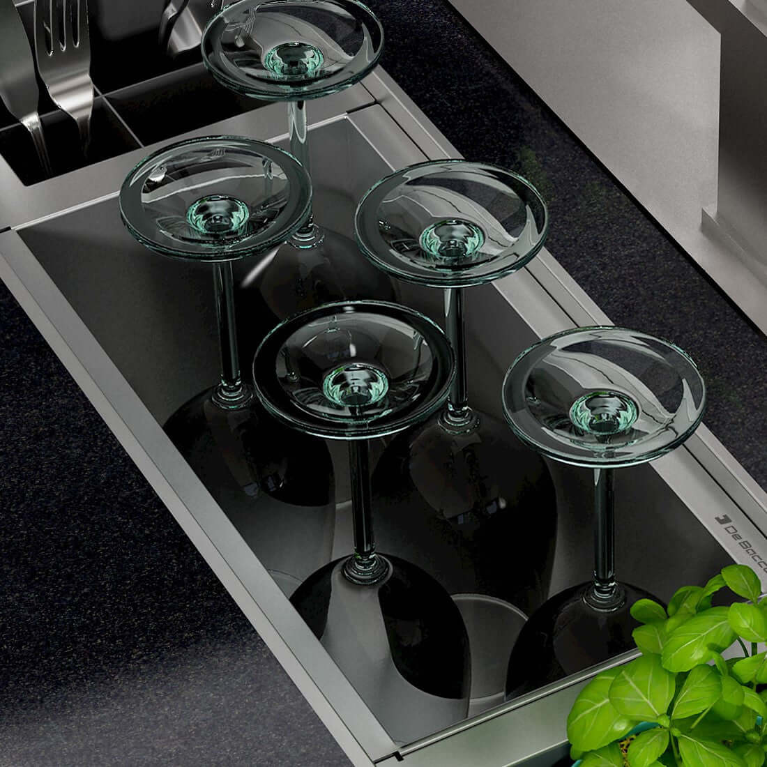 Escorredor Profundo Debacco Inox com copos escorrendo em espaço organizado, ideal para utensílios maiores.