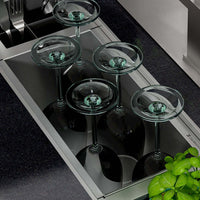 Escorredor Profundo Debacco Inox com copos escorrendo em espaço organizado, ideal para utensílios maiores.