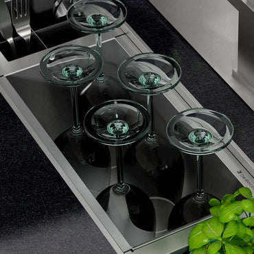 Escorredor Profundo Debacco Inox com copos escorrendo em espaço organizado, ideal para utensílios maiores.