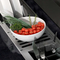 Bowl branco com tomates-cereja e ervas em escorredor inox Debacco 15cm para canal organizador.