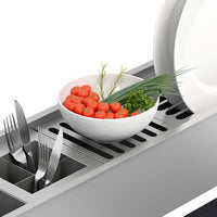 Escorredor inox Debacco com tomate e ervas decorativas, ideal para otimizar espaço na cozinha.