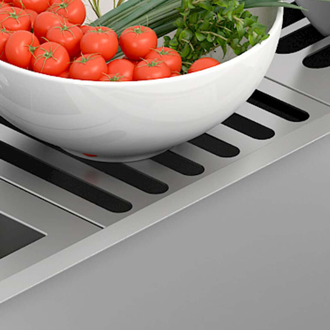 Escorredor Debacco Inox 30cm com tomateiro e ervas frescas sobre superfície de cozinha.