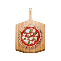 Espátula e Tábua de Bambu Ooni com pizza margherita pronta para servir.