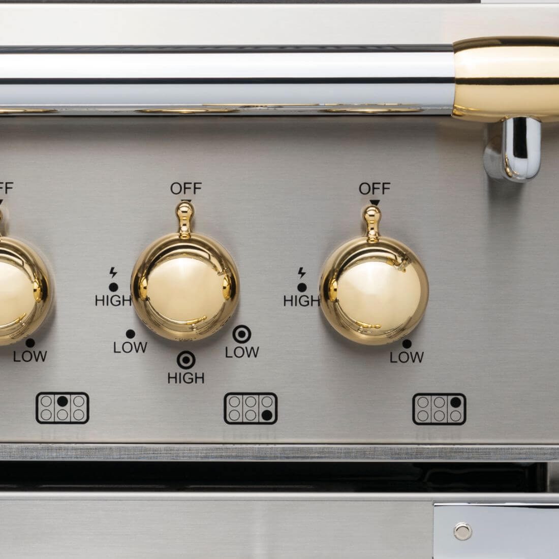 Fogão Bertazzoni Heritage Inox 90cm 6 Bocas Forno Elétrico 103L - painel inox com botões dourados, controles do fogão de piso estilo italiano