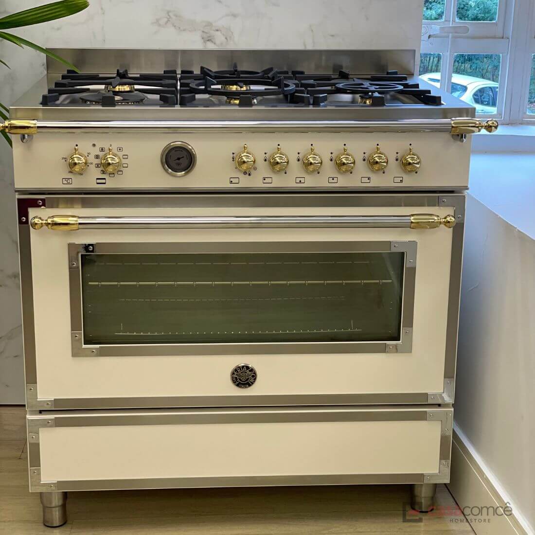 Fogão Bertazzoni Heritage Marfim 90cm 6 Bocas Forno Elétrico 103L - fogão de piso italiano creme com acabamento inox, 6 bocas, forno elétrico e puxadores dourados