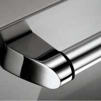 Detalhe do puxador inox do fogão Bertazzoni, destacando o design moderno e acabamento de alta qualidade.