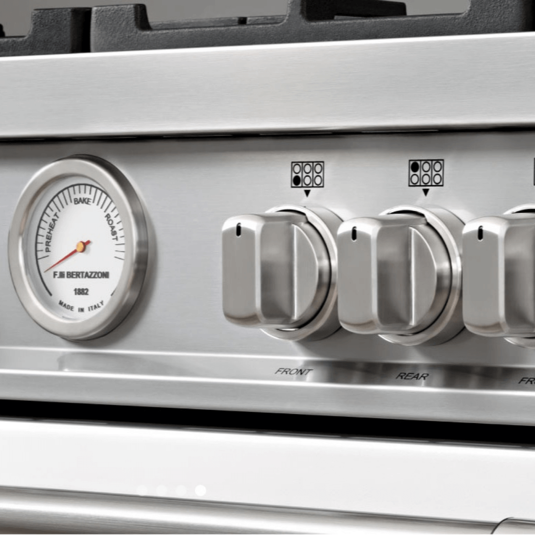 Painel de controle do Fogão Bertazzoni, com botões em inox e manômetro de pressão.