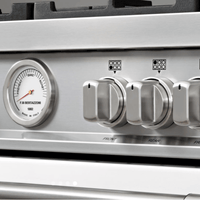 Painel de controle do Fogão Bertazzoni, com botões em inox e manômetro de pressão.