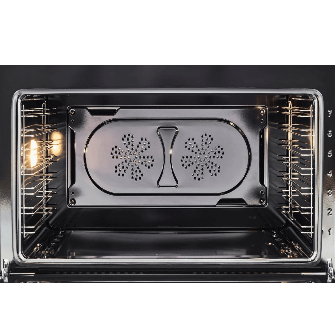 Interior do forno a gás Bertazzoni com bandeja ventilada e iluminação interna.