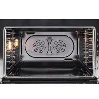 Interior do forno a gás Bertazzoni com bandeja ventilada e iluminação interna.