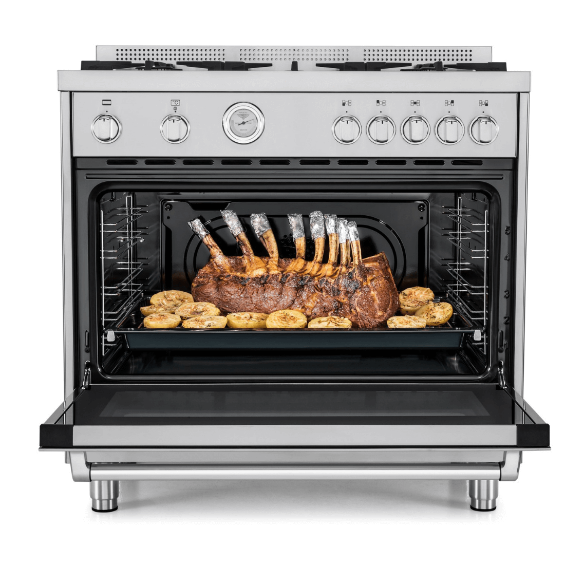 Fogão Bertazzoni Master inox com assado de carne e legumes no forno elétrico de 142 litros.