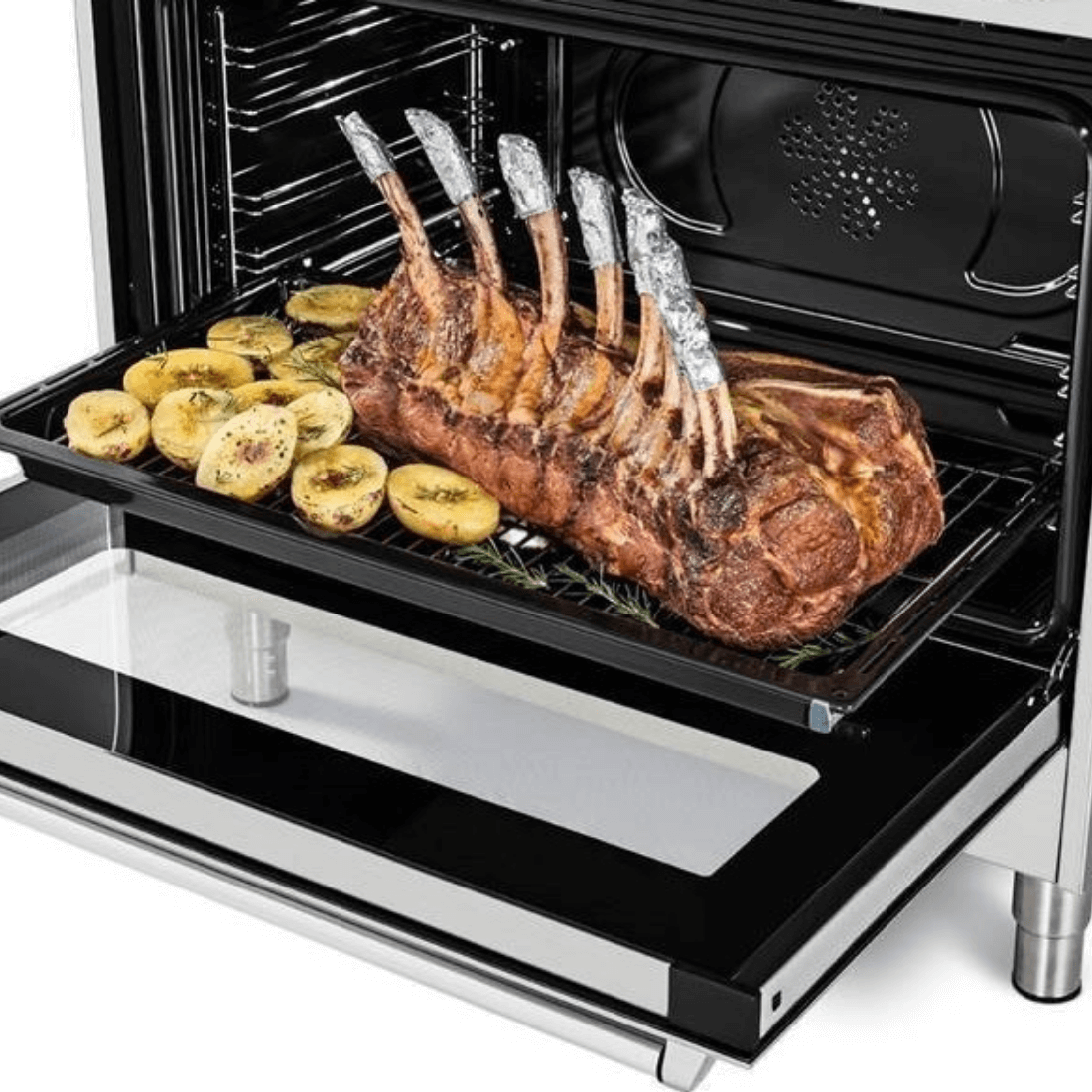 Costela assada com batatas no forno elétrico ventilado Bertazzoni, com acabamento em inox.