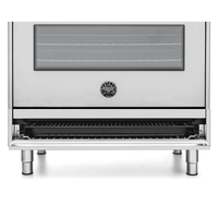 Forno elétrico Bertazzoni Master em inox, com prateleiras e design moderno, ideal para cozinha de alta performance.