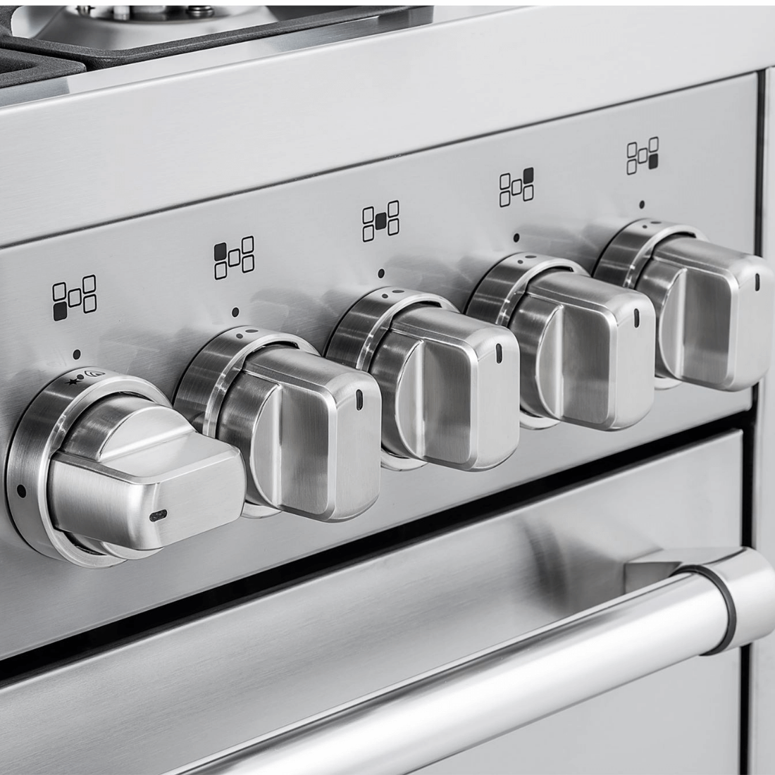 Painel de controle em inox do Fogão Bertazzoni Master com 5 botões de queimadores.