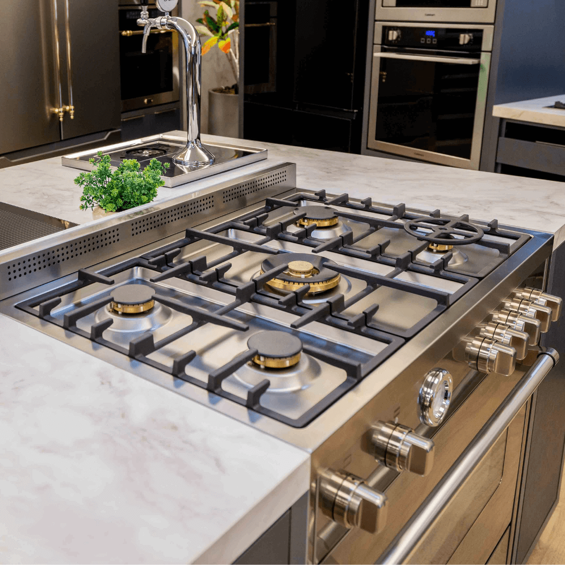 Fogão Bertazzoni Master 5 bocas em inox na cozinha, com queimadores a gás e design moderno.