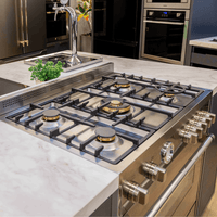 Fogão Bertazzoni Master 5 bocas em inox na cozinha, com queimadores a gás e design moderno.