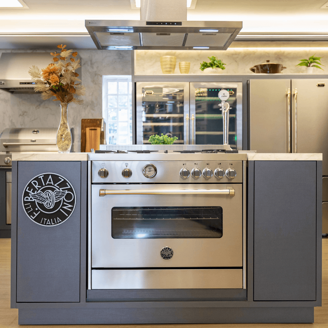 Fogão Bertazzoni Master 5 bocas inox 90cm com forno elétrico e design moderno, ideal para cozinhas sofisticadas.