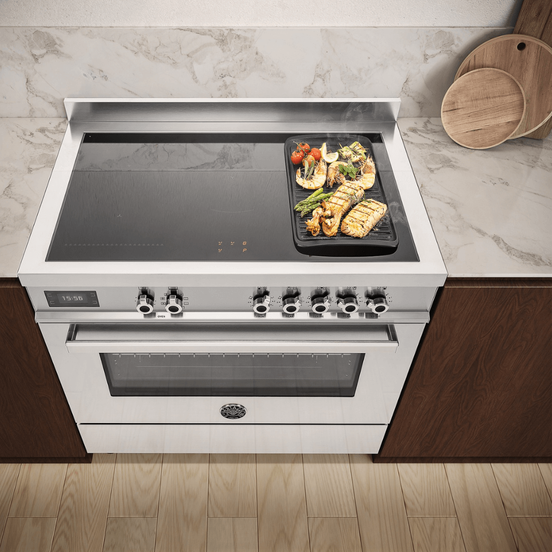 Fogão Bertazzoni Professional com mesa de indução e forno elétrico, elegante e moderno em inox.