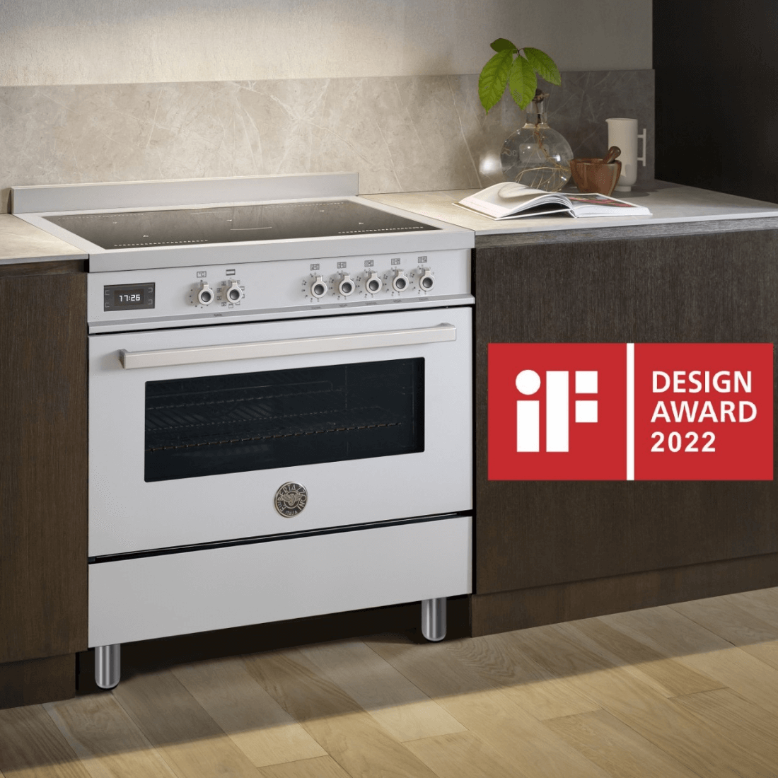 Fogão Bertazzoni Professional com mesa de indução e forno elétrico, prêmio IF Design Award 2022, em inox.