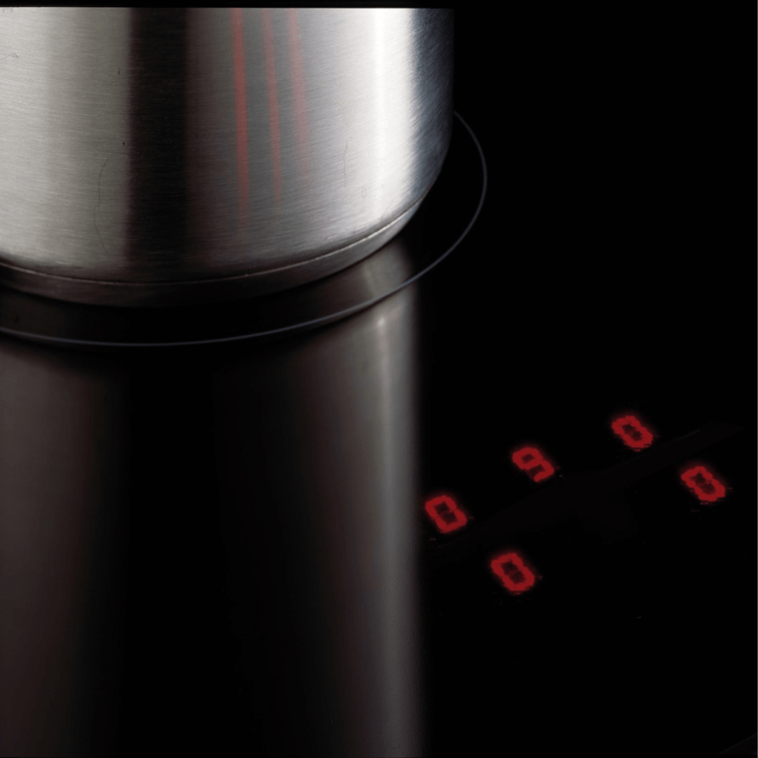 Fogão Bertazzoni Professional com mesa de indução e painel digital em fundo preto.
