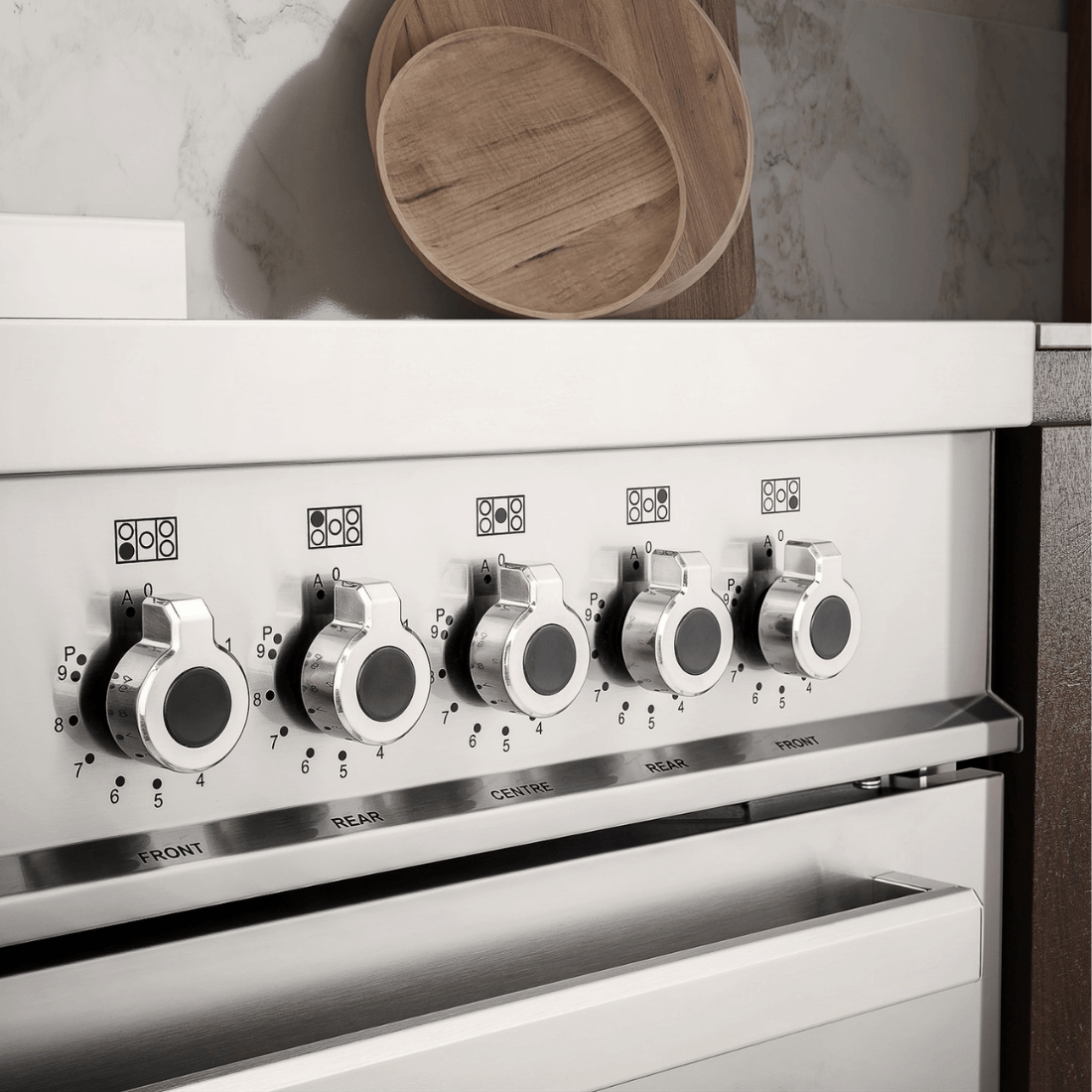 Painel de controle do fogão Bertazzoni Professional com botões em aço inox e acabamento moderno.