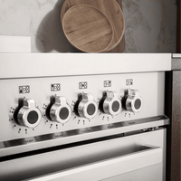 Painel de controle do fogão Bertazzoni Professional com botões em aço inox e acabamento moderno.