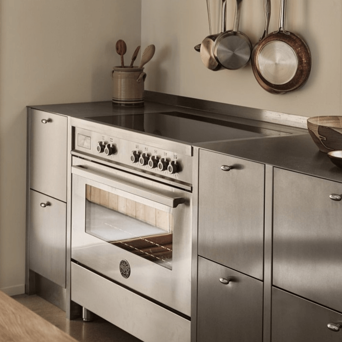 Fogão Bertazzoni Professional Indução Inox 90cm em cozinha moderna, com forno elétrico e design elegante.