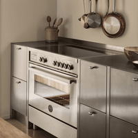 Fogão Bertazzoni Professional Indução Inox 90cm em cozinha moderna, com forno elétrico e design elegante.