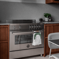 Fogão Bertazzoni Professional inox 90cm com mesa de indução e forno elétrico em cozinha moderna.