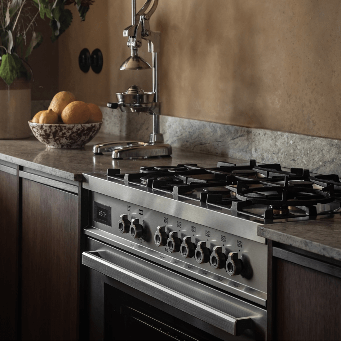 Fogão Bertazzoni Professional 6 Bocas de inox, 90cm, com queimadores a gás e forno elétrico.