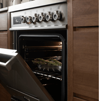 Forno elétrico Bertazzoni com pratos assando, 6 queimadores, design inox e painel moderno na cozinha.