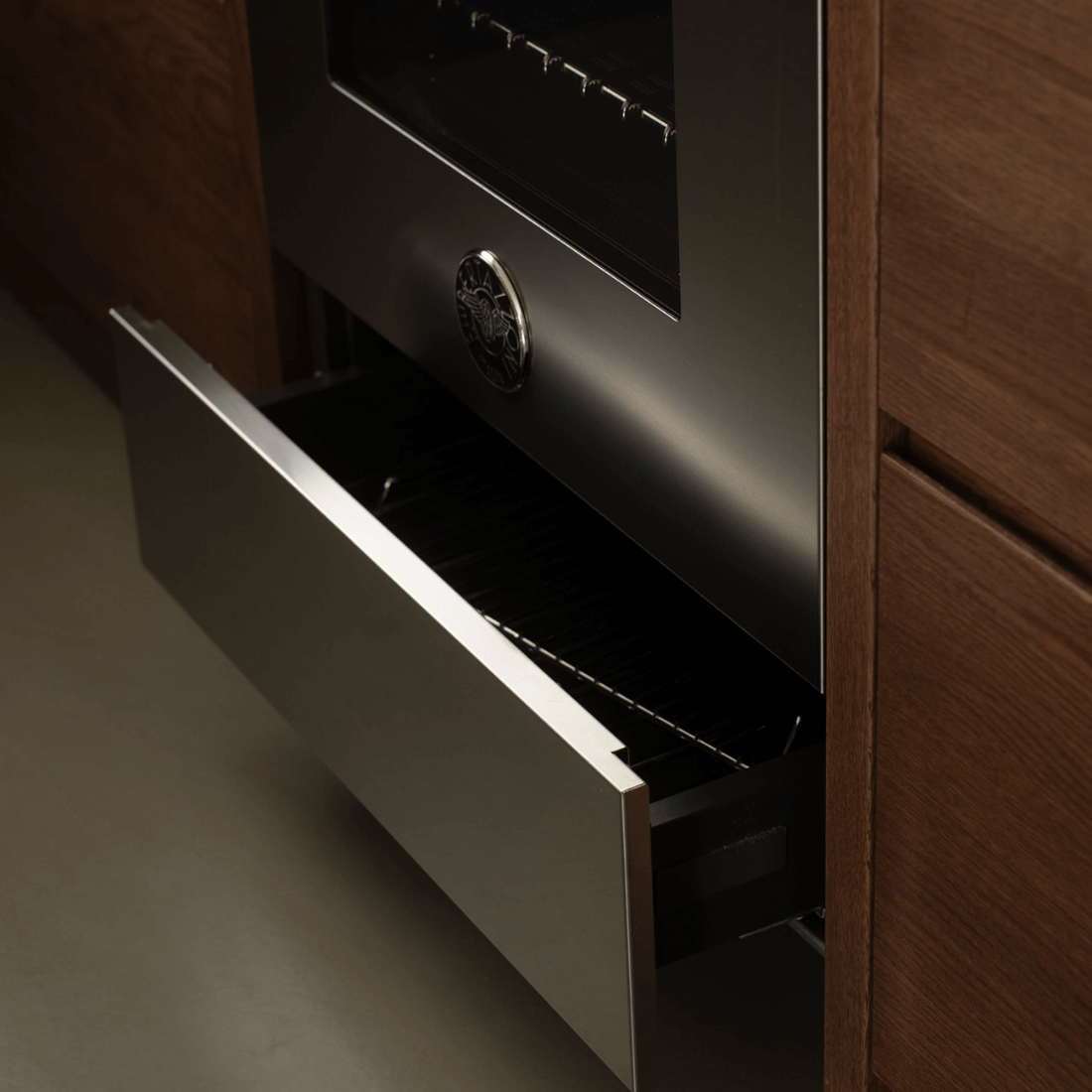 Fogão Bertazzoni Professional com forno elétrico e gaveta deslizante em inox escovado.