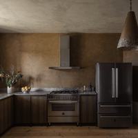 Cozinha moderna com fogão inox, geladeira escura e decoração em tons terrosos.