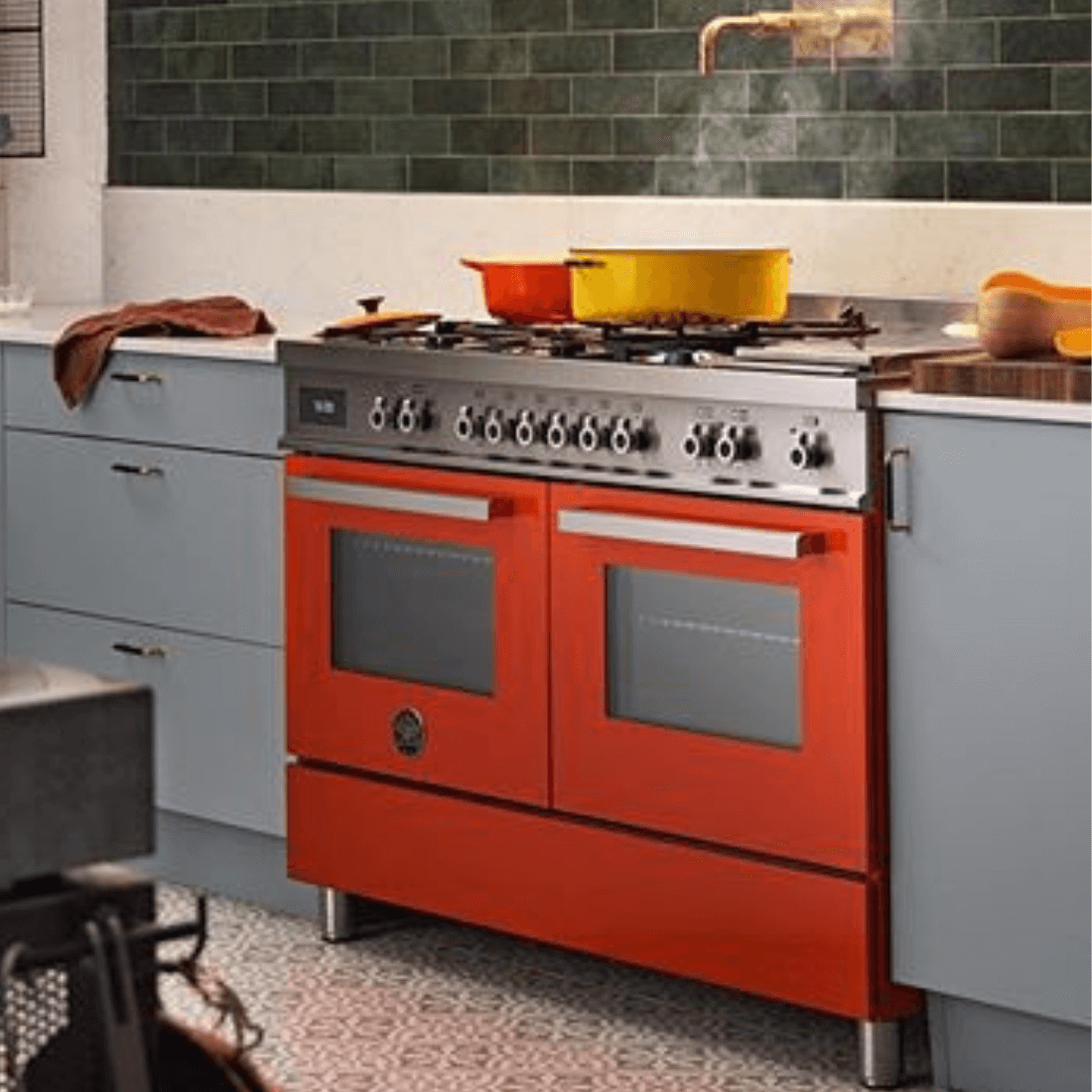Fogão Bertazzoni Professional laranja de 6 bocas e forno elétrico duplo em cozinha moderna.