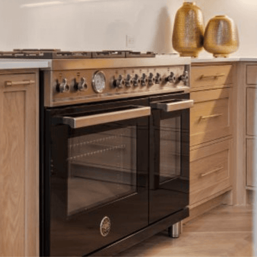 Fogão Bertazzoni Professional 6 bocas com forno elétrico, acabamento em inox e pintura preta.