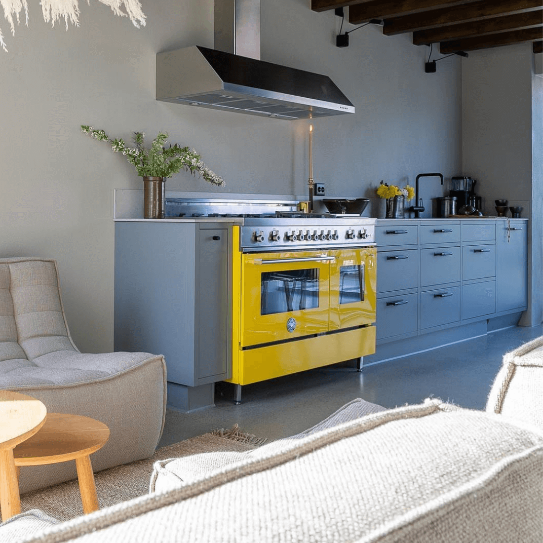 Fogão Bertazzoni Professional Amarelo 120cm 6 Bocas Forno Duplo 138L: fogão italiano de piso amarelo inox escovado, 6 queimadores, forno duplo e grelhas em ferro