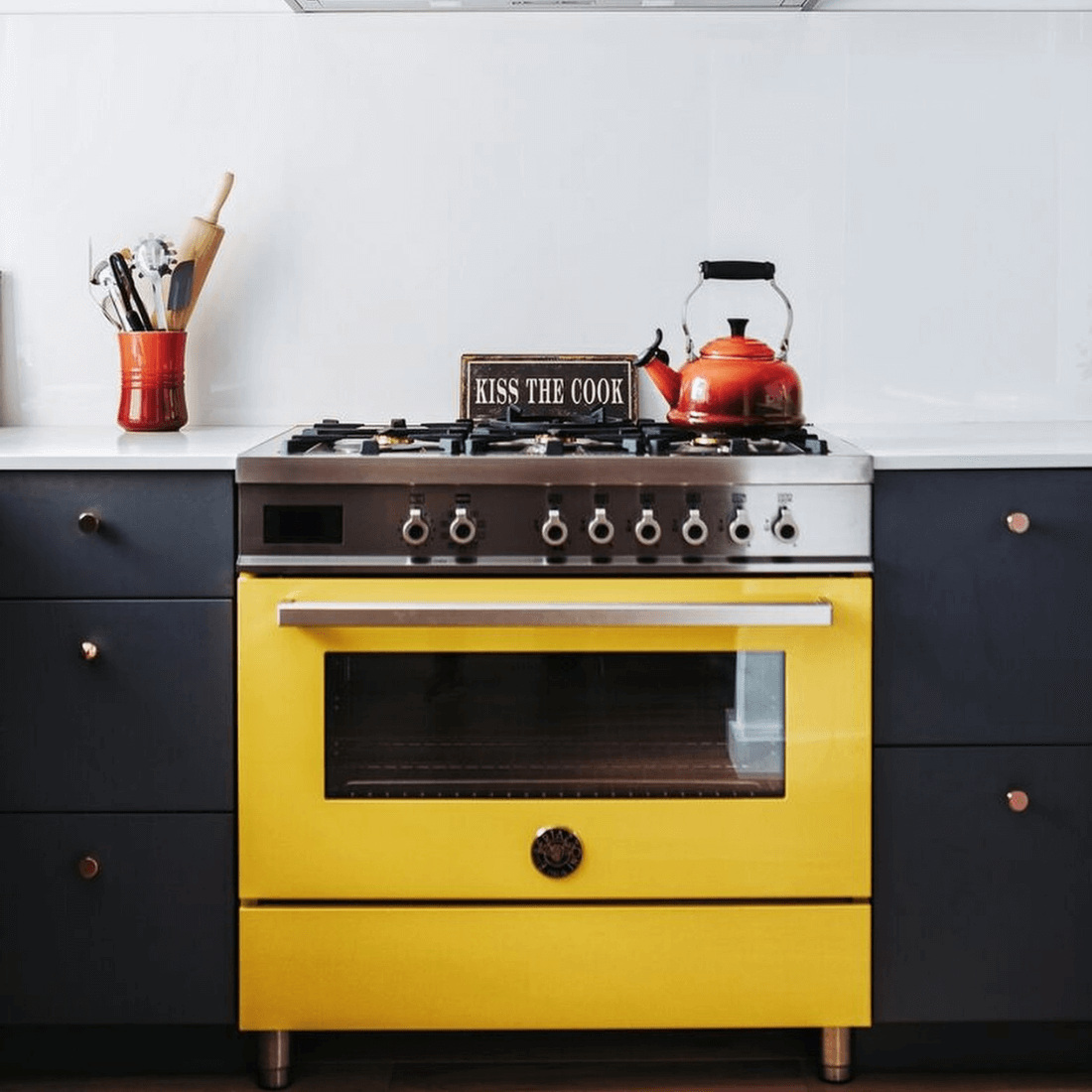 Fogão Bertazzoni Professional Amarelo 90cm 6 Bocas Forno Elétrico 108L - fogão de piso amarelo inox escovado com 6 bocas, forno elétrico e grelhas em ferro