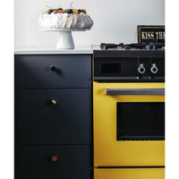 Fogão Bertazzoni Professional Amarelo 90cm 6 Bocas Forno Elétrico 108L: fogão profissional de piso amarelo inox escovado com 6 bocas, painel frontal e puxador metálico