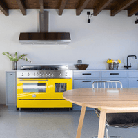 Fogão Bertazzoni Professional Amarelo 120cm 6 Bocas Forno Duplo 138L em piso, inox escovado com pintura amarela, forno duplo elétrico, grelhas em ferro e painel profissional