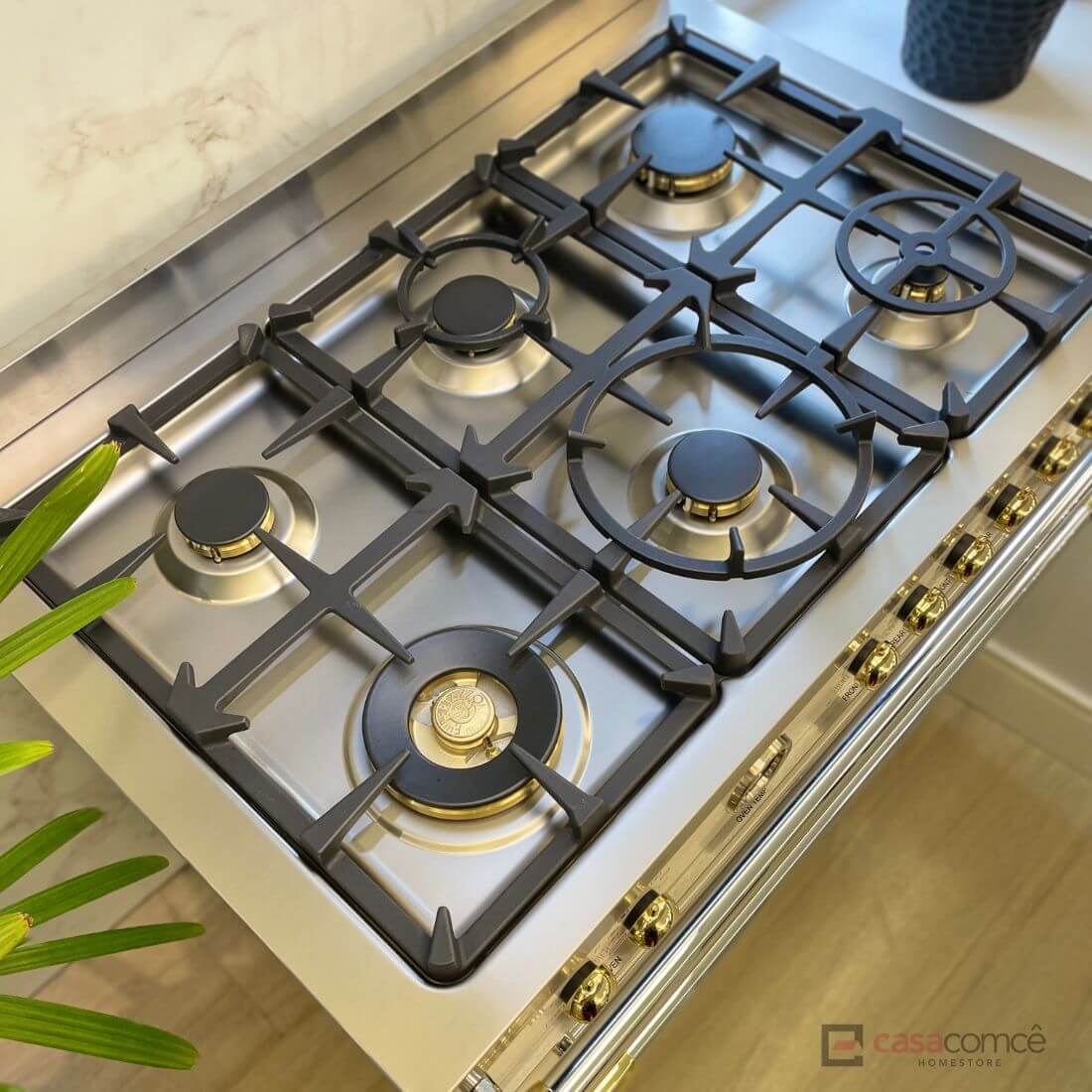 Fogão Bertazzoni Heritage Marfim 90cm 6 Bocas Forno Elétrico 103L fogão de piso em inox com 6 bocas, grelhas em ferro fundido e botões dourados