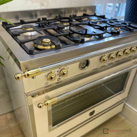 Fogão Bertazzoni Heritage Marfim 90cm 6 Bocas Forno Elétrico 103L: fogão de piso marfim com acabamento inox e dourado, 6 bocas, forno elétrico e grelhas em ferro fundido