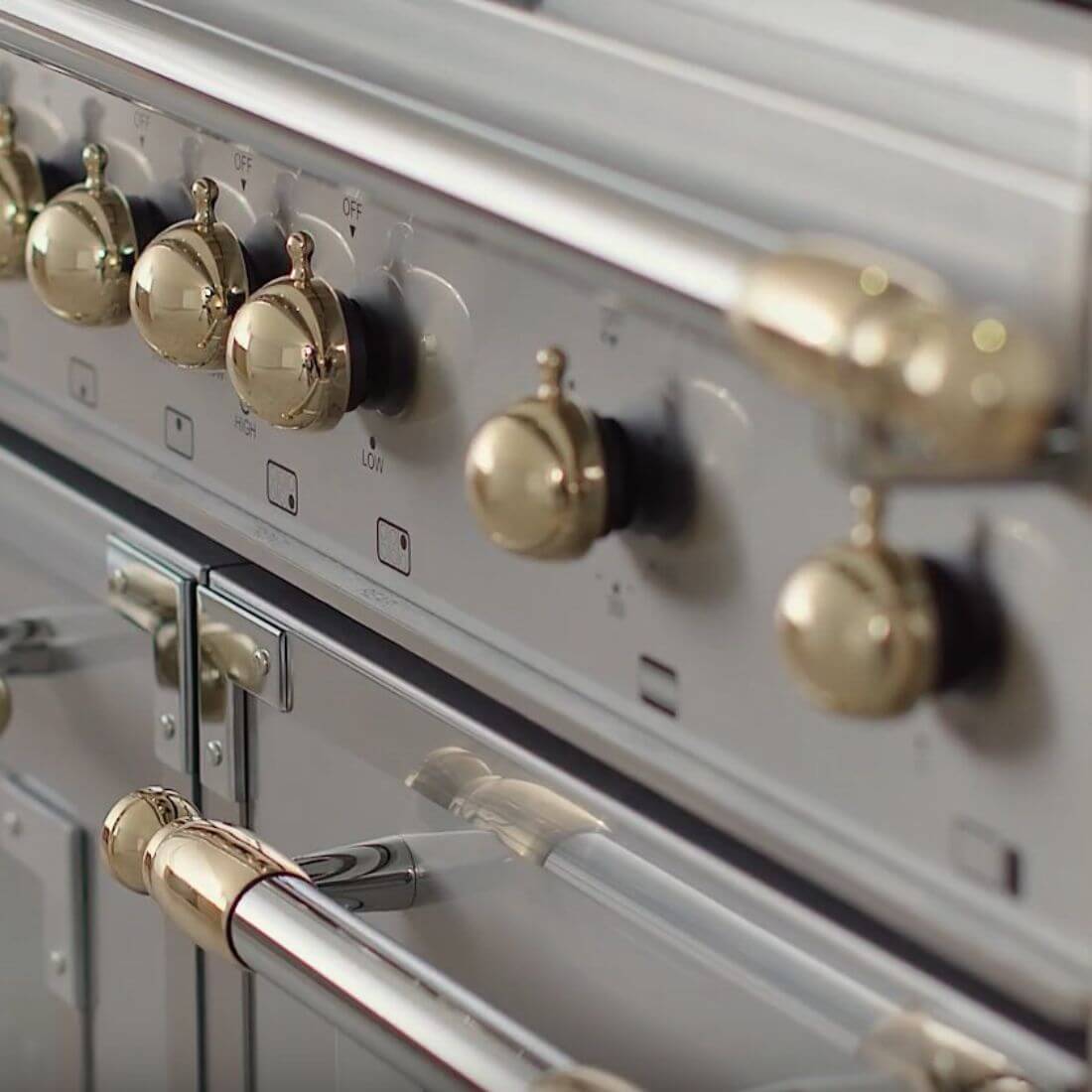 Fogão Bertazzoni Heritage Inox 120cm 6 Bocas Forno Elétrico 138L - fogão de piso inox 6 bocas com puxadores dourados, botões clássicos e design italiano