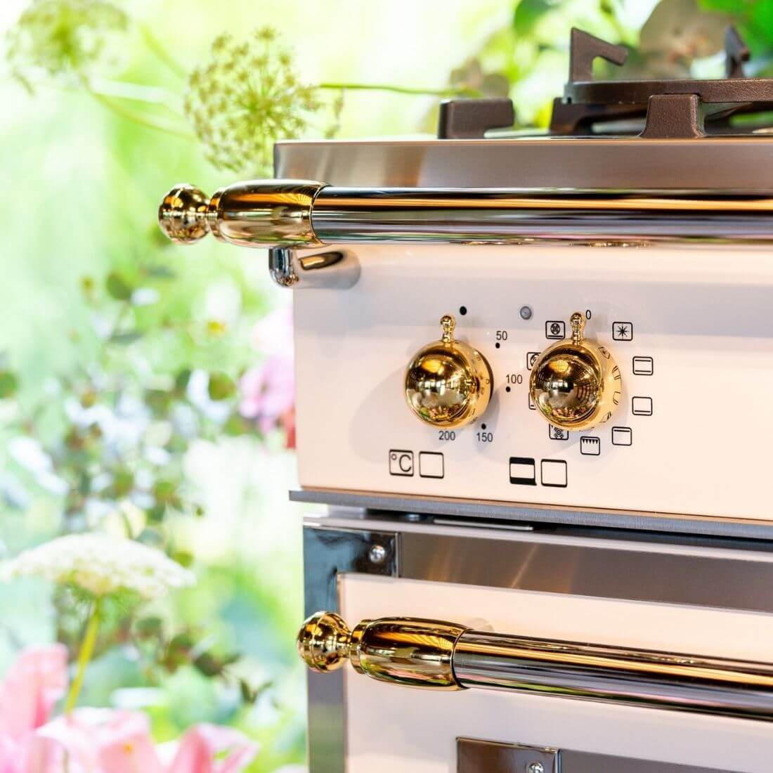 Fogão Bertazzoni Heritage Marfim 120cm 6 Bocas Forno Elétrico 138L fogão de piso creme com puxadores dourados e botões clássicos