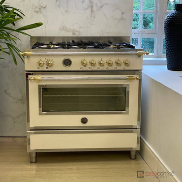 Fogão Bertazzoni Heritage Marfim 90cm 6 Bocas Forno Elétrico 103L — fogão de piso marfim com acabamento inox, puxadores dourados e grelhas em ferro fundido