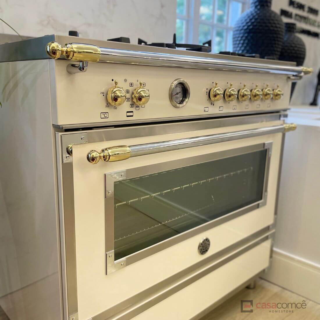 Fogão Bertazzoni Heritage Marfim 90cm 6 Bocas Forno Elétrico 103L - fogão de piso creme com puxadores dourados, painel cromado e grelhas profissionais